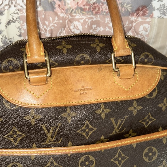 Louis Vuitton Deauville Monogram Canvass Bag - Picture 7 of 11